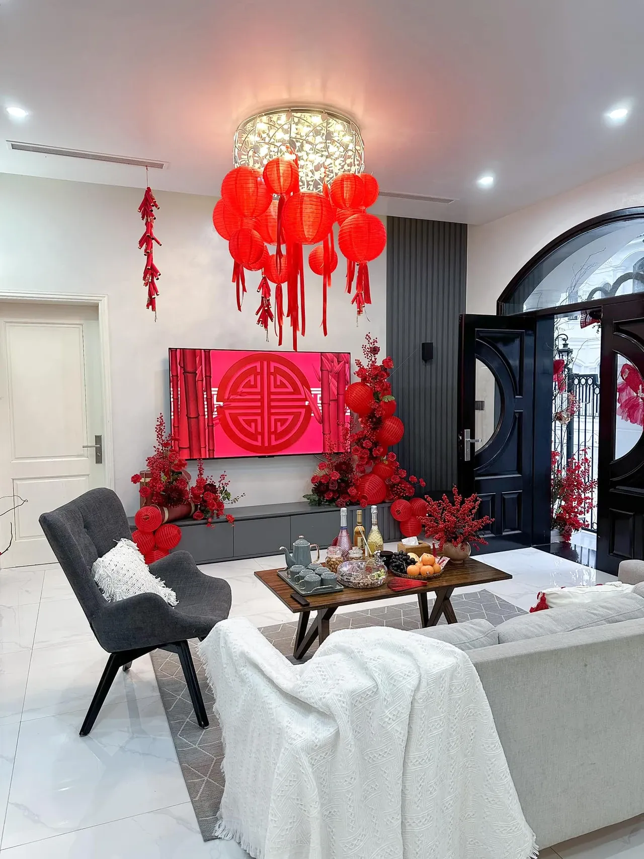 Phụ kiện trang trí sắc đỏ như dây tiền vàng, bao lì xì, biểu tượng cho tài lộc ngày Tết