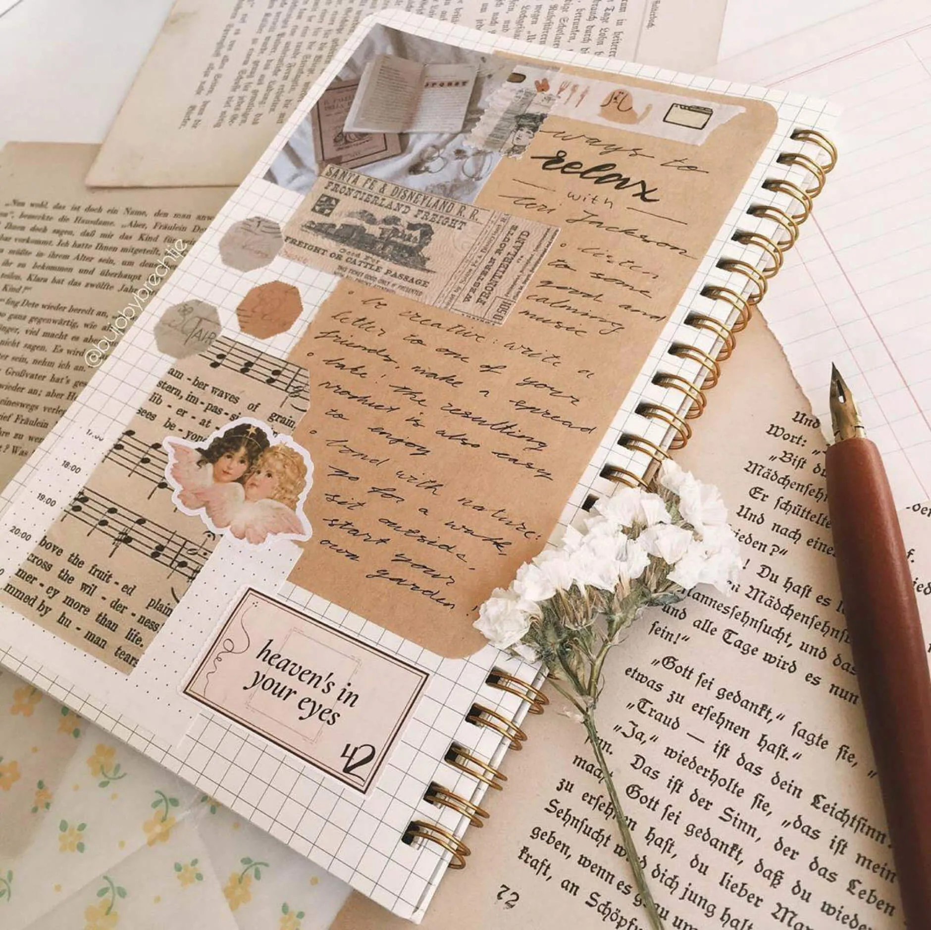 Trang trí sổ tay vintage với các loại giấy retro được cắt nhỏ