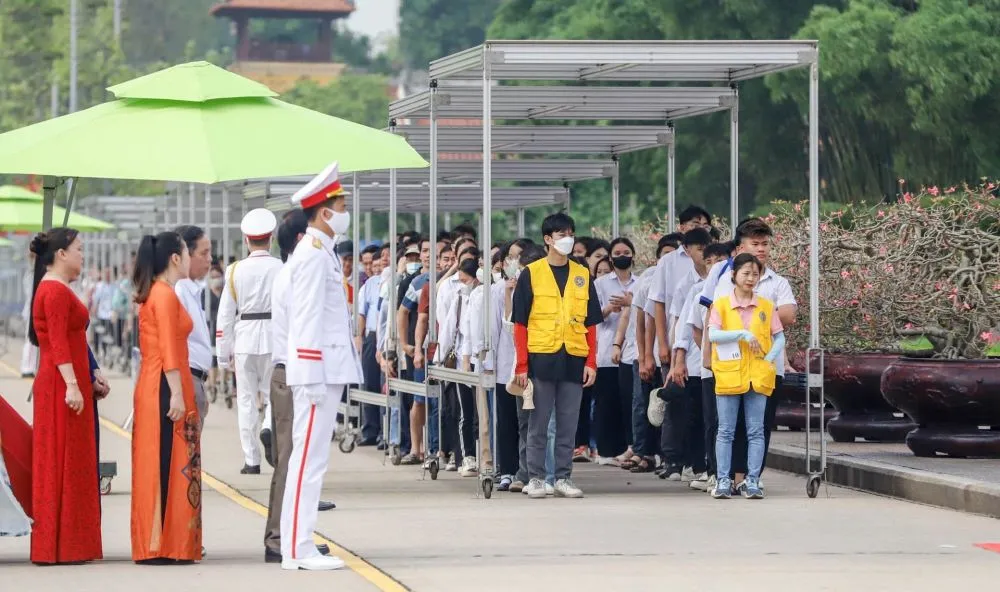 Mọi người nghiêm túc xếp hàng khi vào Lăng Bác