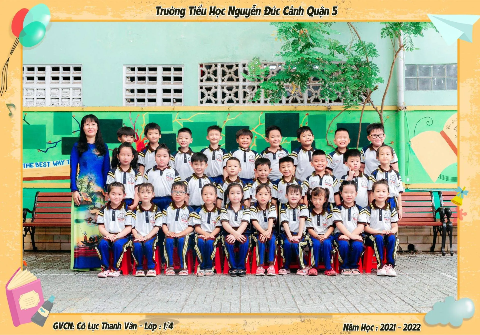 Các bé mầm non vẫy tay chào ống kính