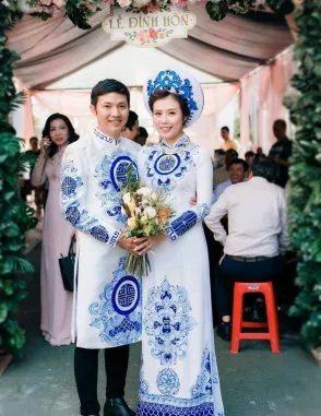 Cặp đôi mặc áo dài cưới màu đỏ và trắng truyền thống