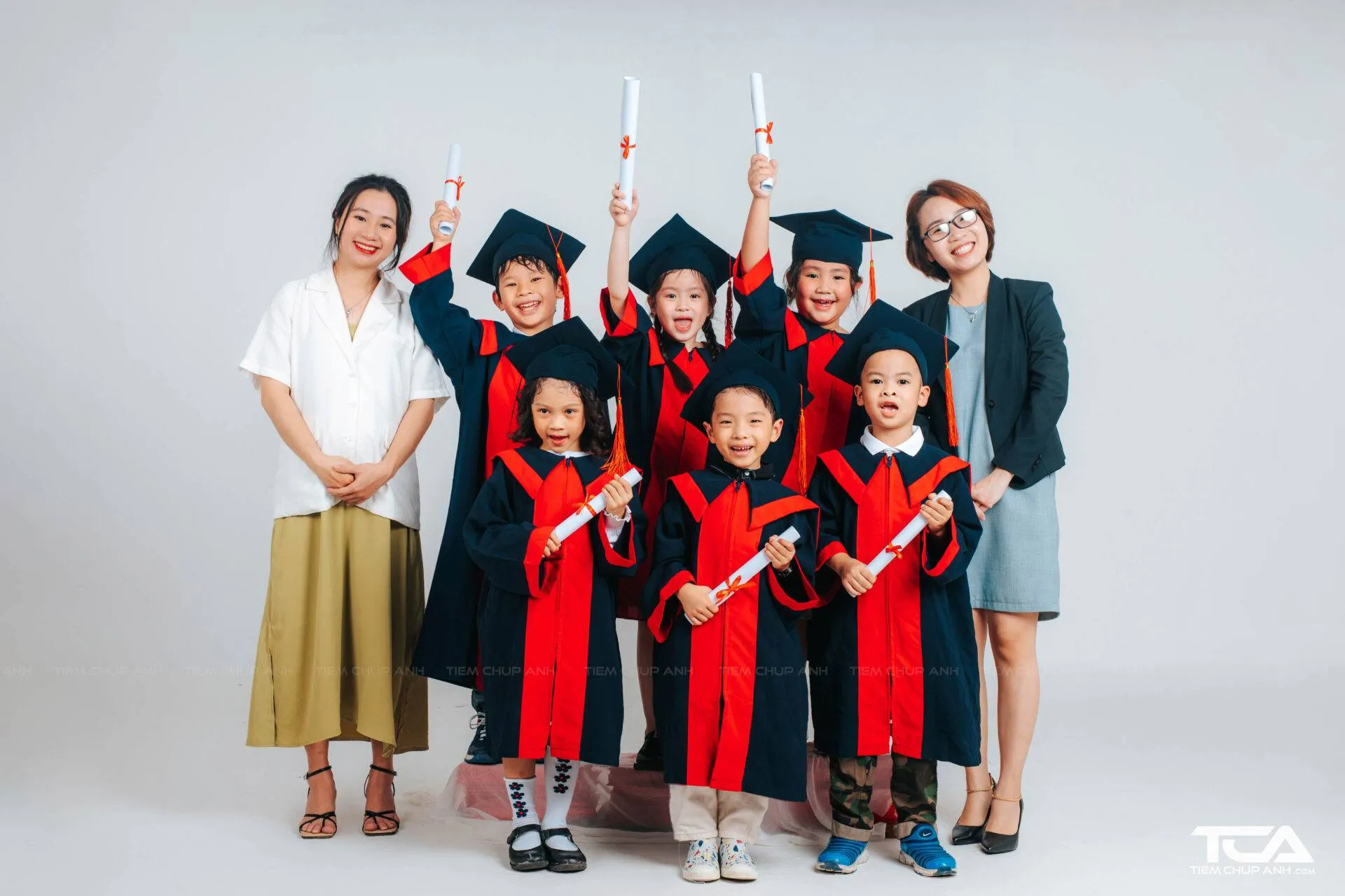 Chụp ảnh kỷ yếu tại khu vui chơi của trường mầm non