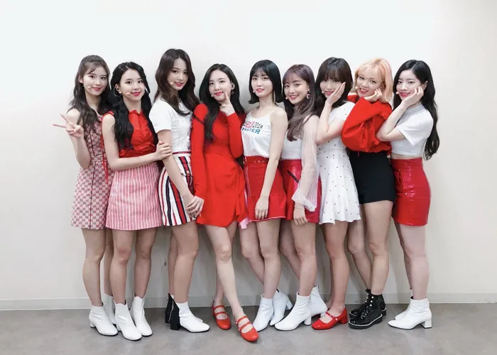 Học theo các nhóm nhạc Kpop để có dáng chụp hình nhóm ấn tượng