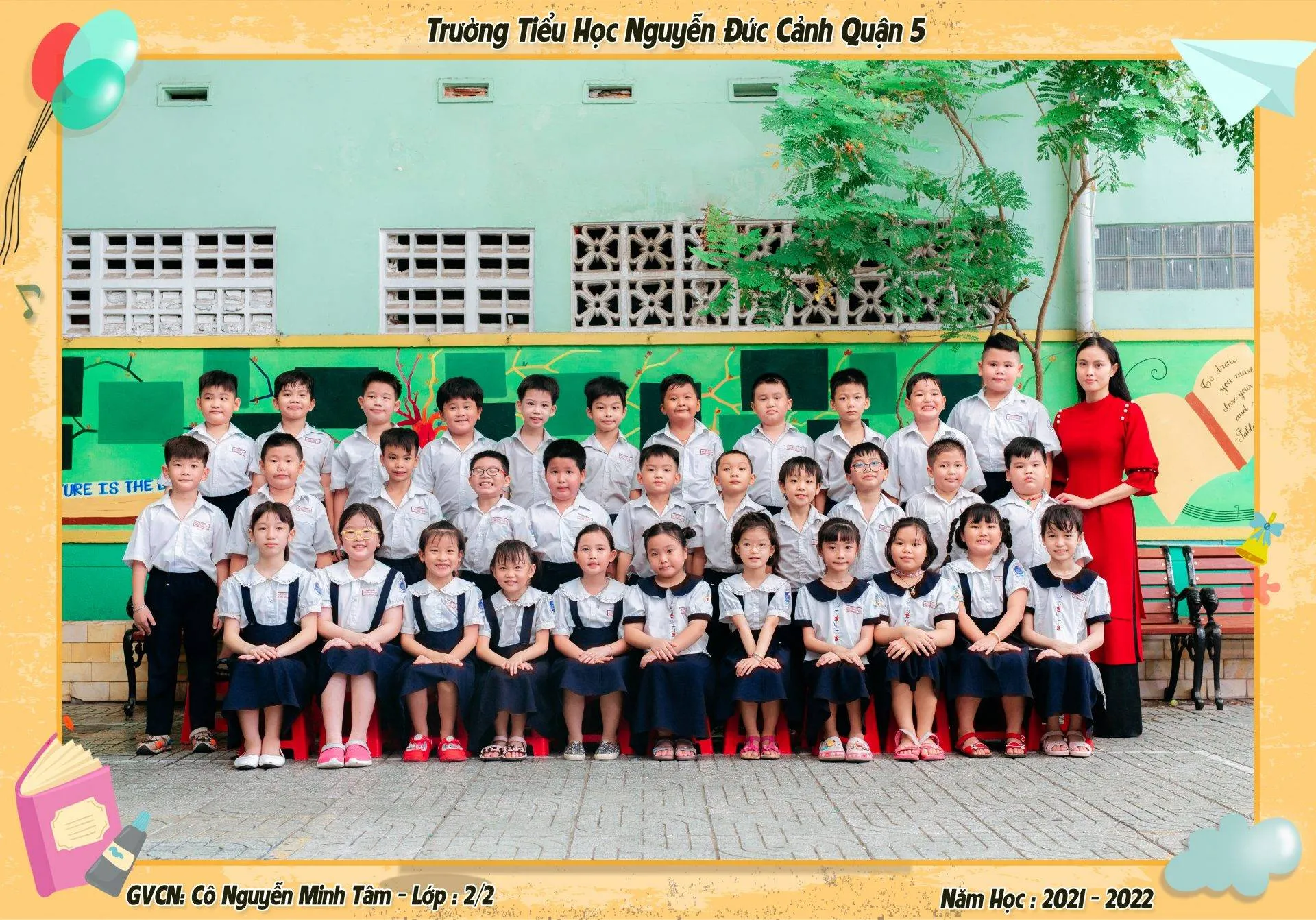 Các bé mầm non xếp hàng chụp hình kỷ yếu