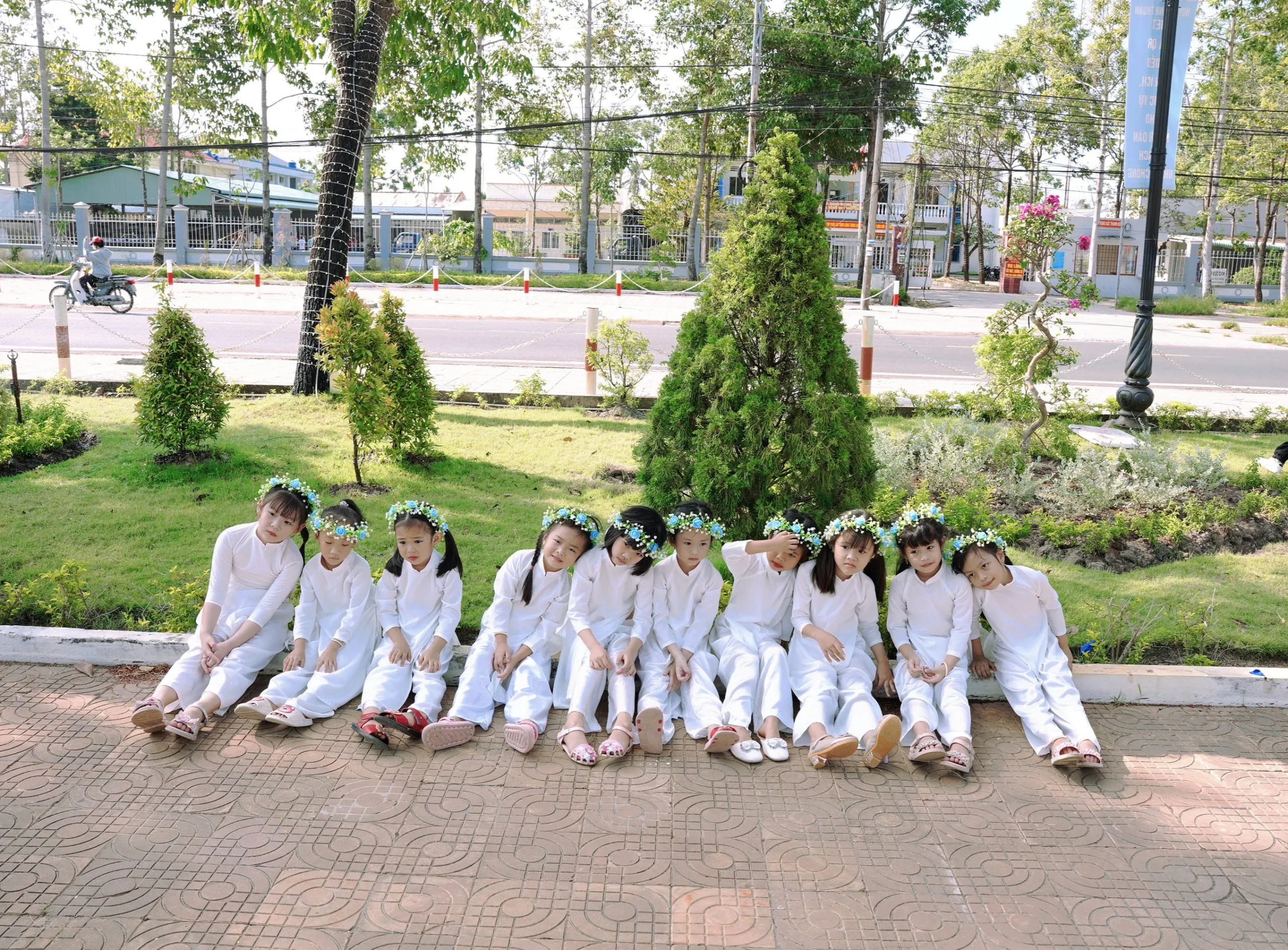 Tạo dáng chụp ảnh kỷ yếu mầm non