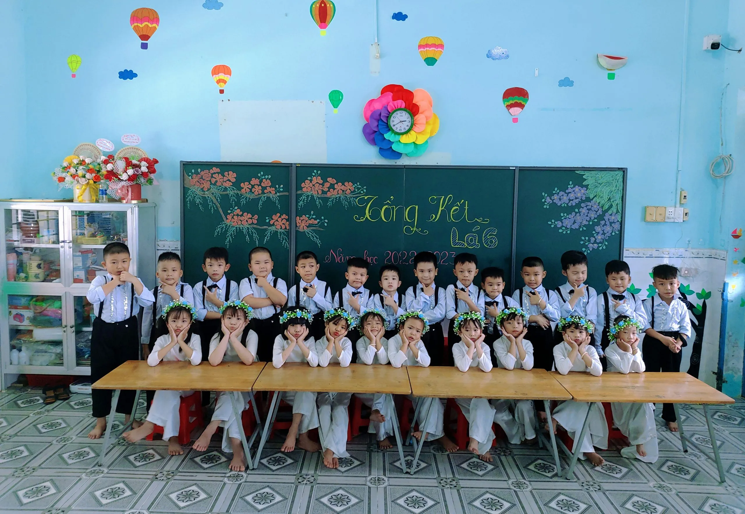 Khoảnh khắc đáng yêu của bé khi chụp kỷ yếu