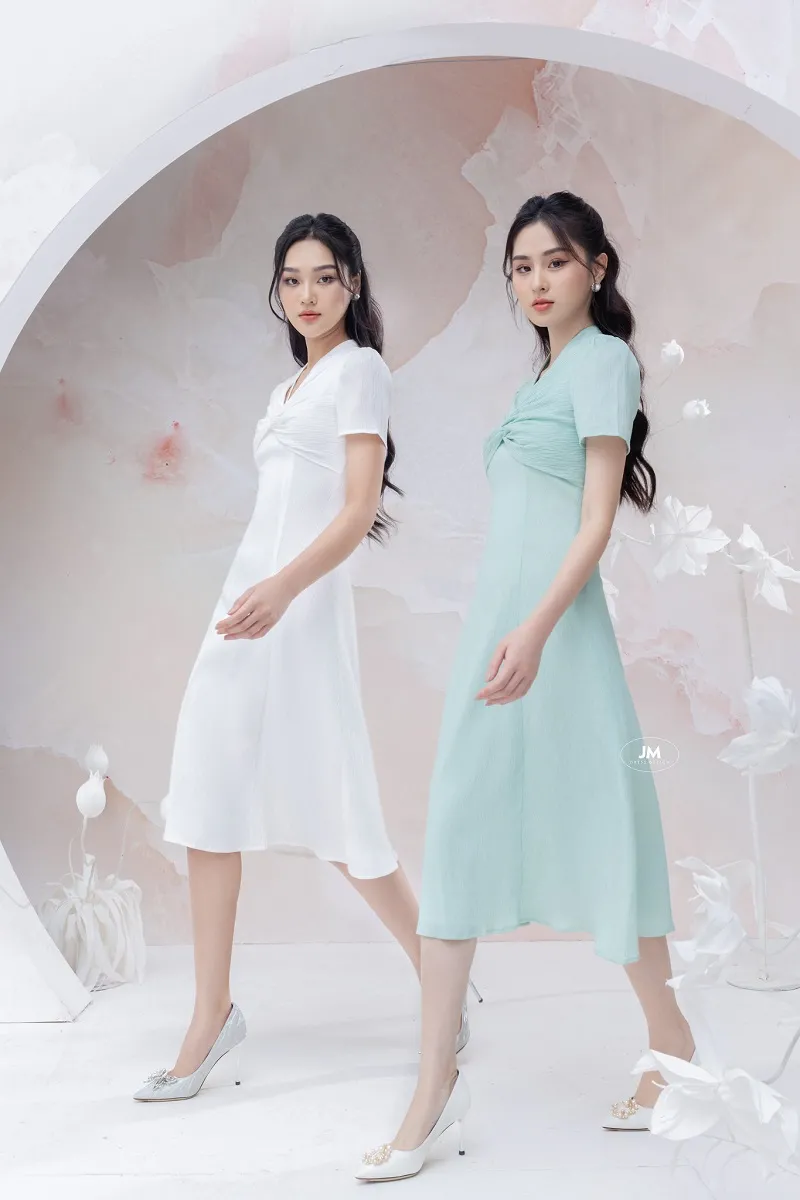 Chụp ảnh váy ngắn khi đang bước đi tự nhiên