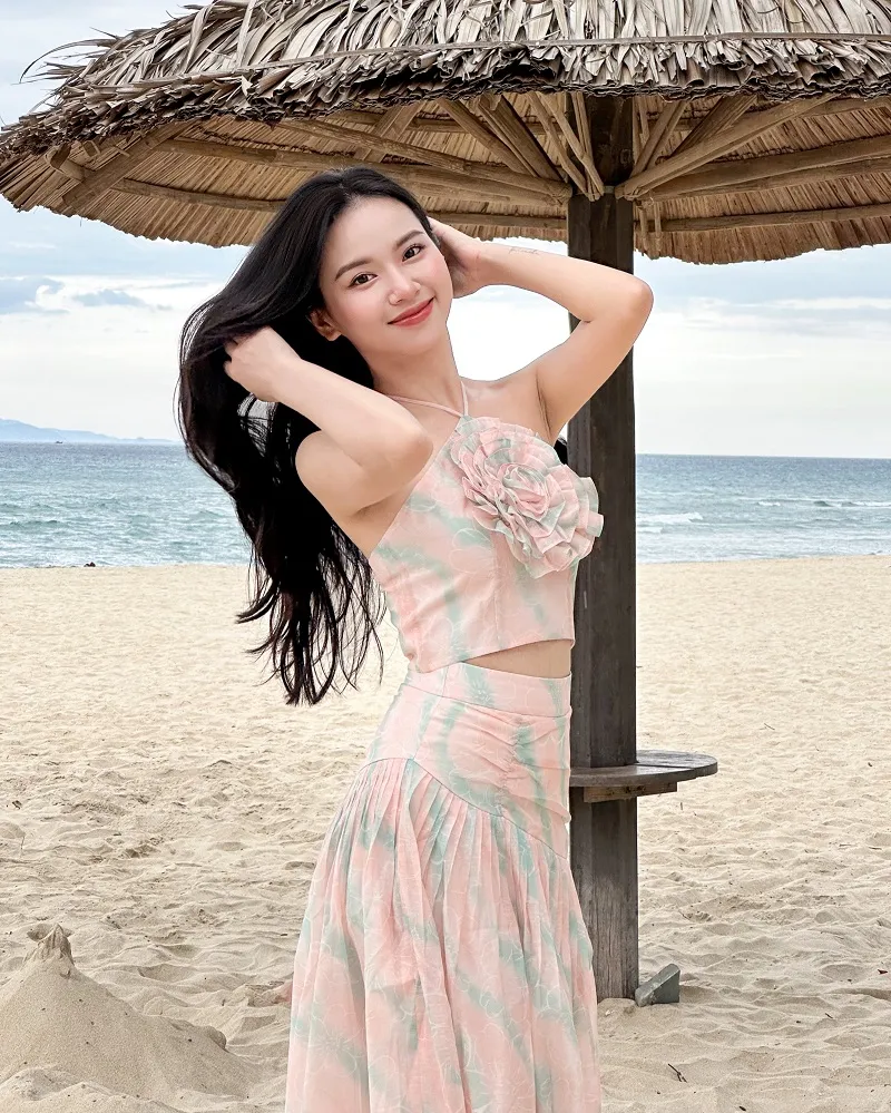 Chụp nghiêng người khoe đường cong với váy xòe