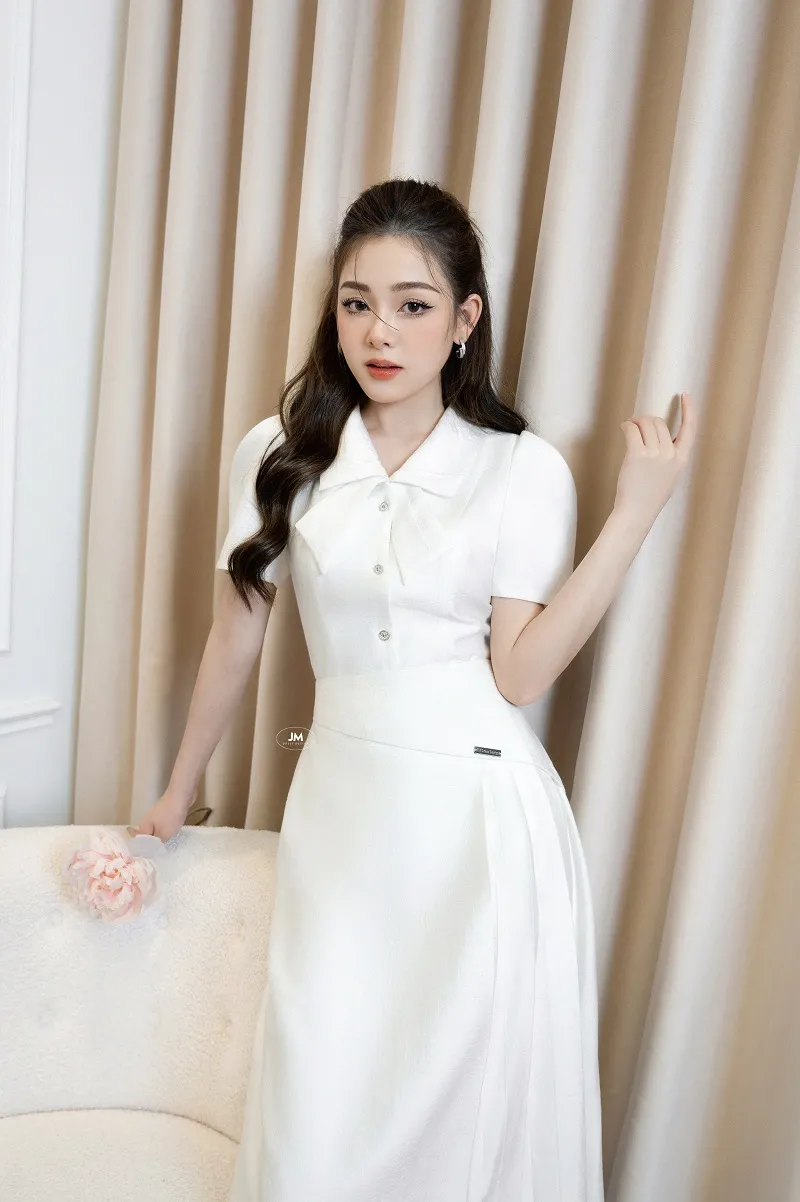 Cô gái dựa tường, tôn dáng váy xòe khi chụp ảnh