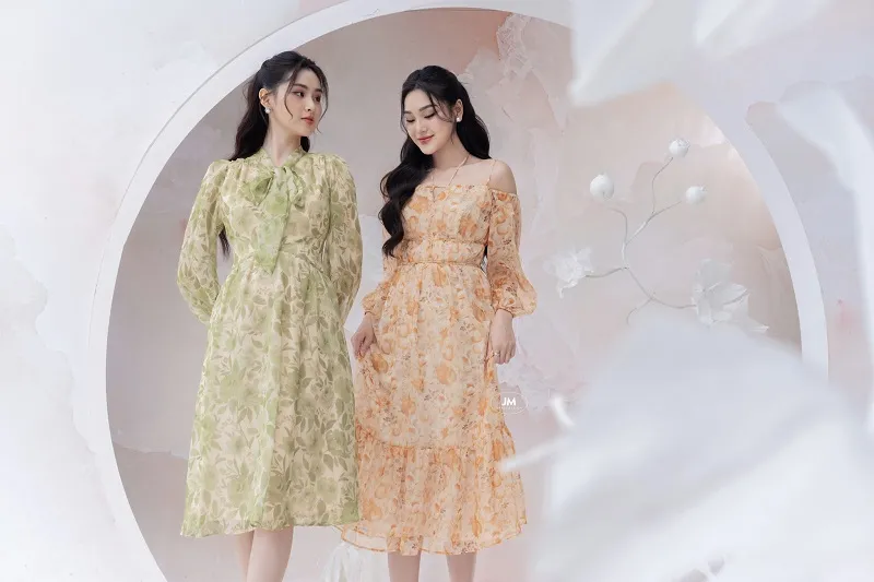 Nhấc nhẹ tà váy xòe tạo hiệu ứng bồng bềnh