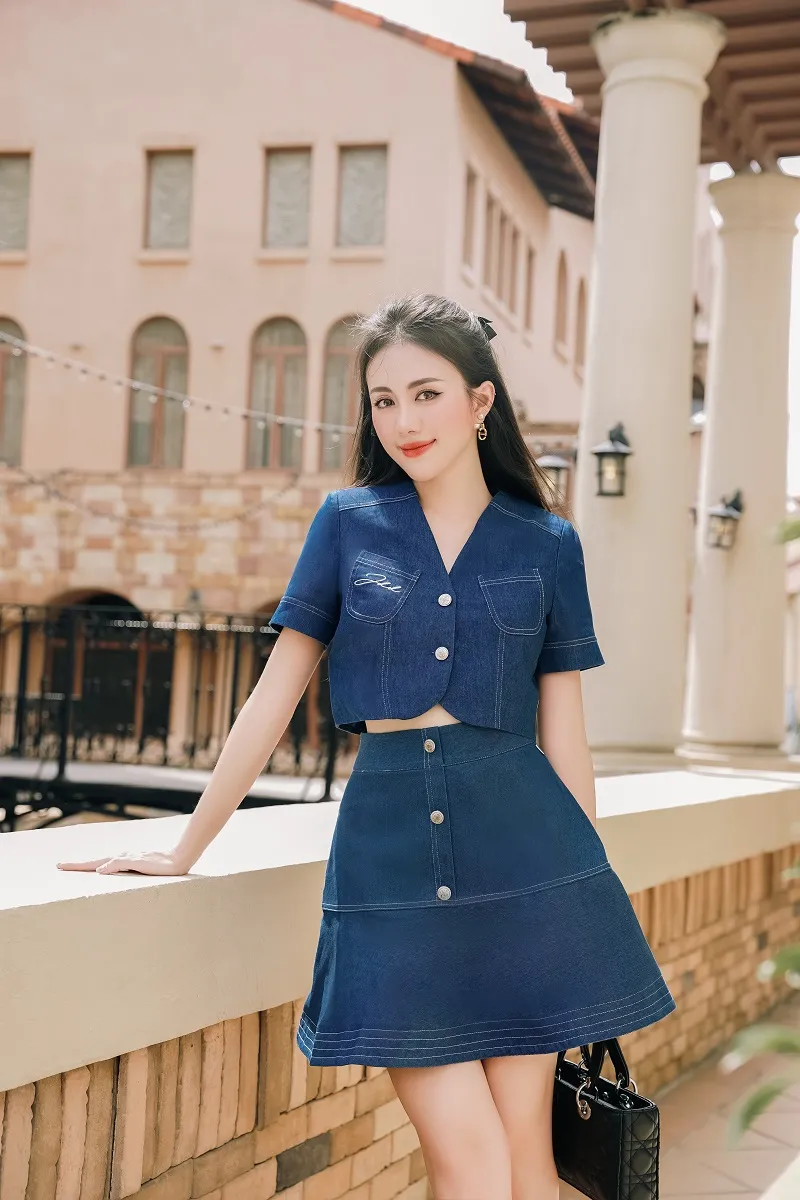 Áo kiểu màu xanh navy sang trọng cho người da trắng