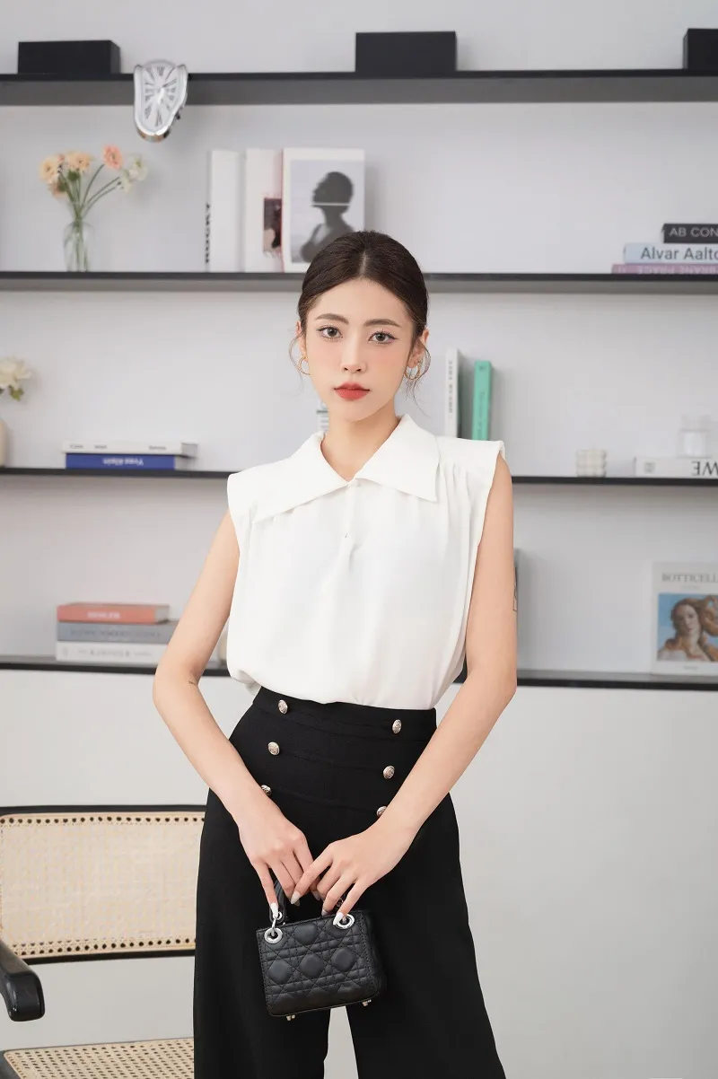 Áo sơ mi trắng cổ điển tôn lên làn da trắng sáng