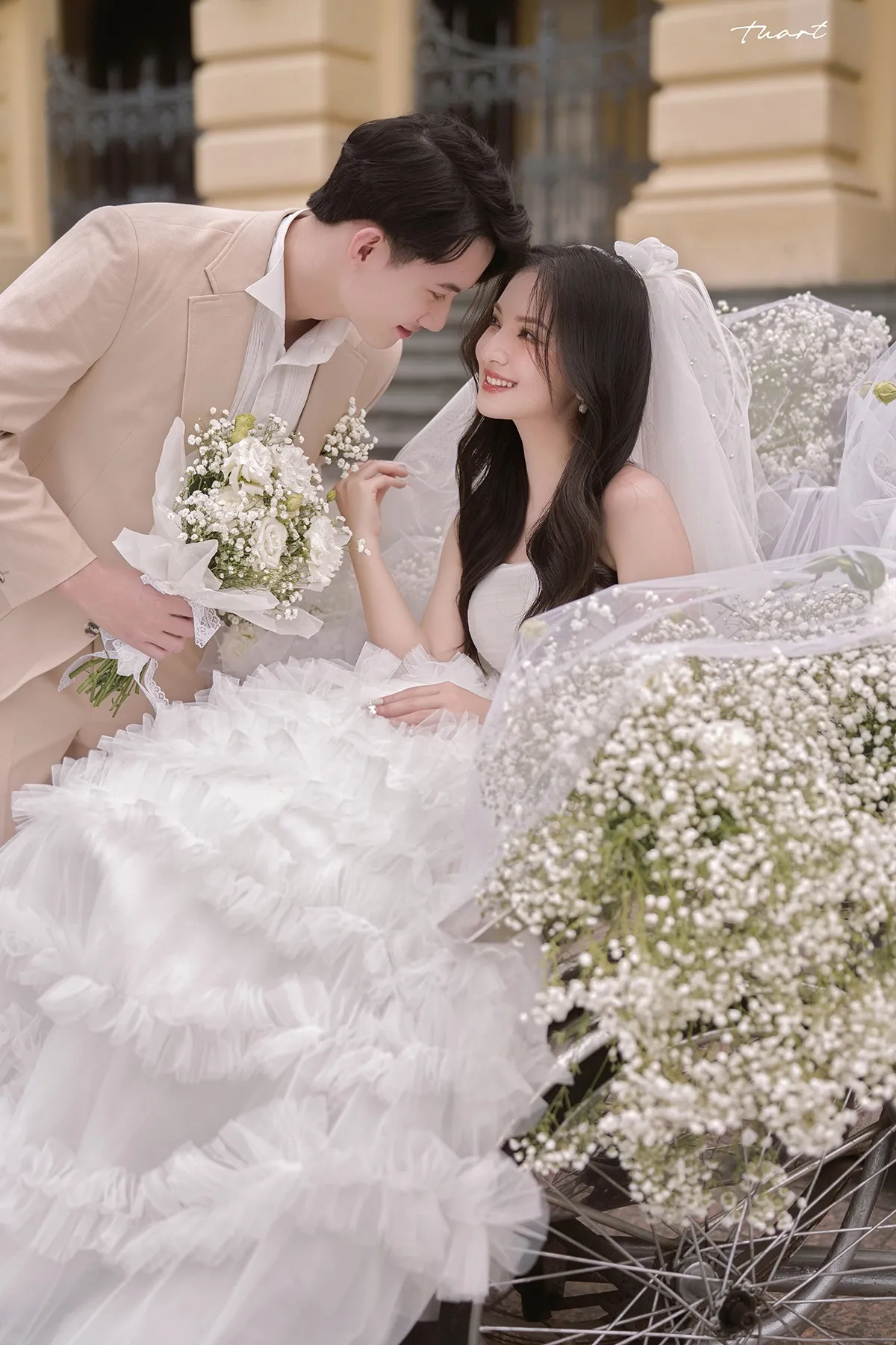 Cặp đôi vui vẻ chụp ảnh cưới tại một địa điểm ở Hà Nội