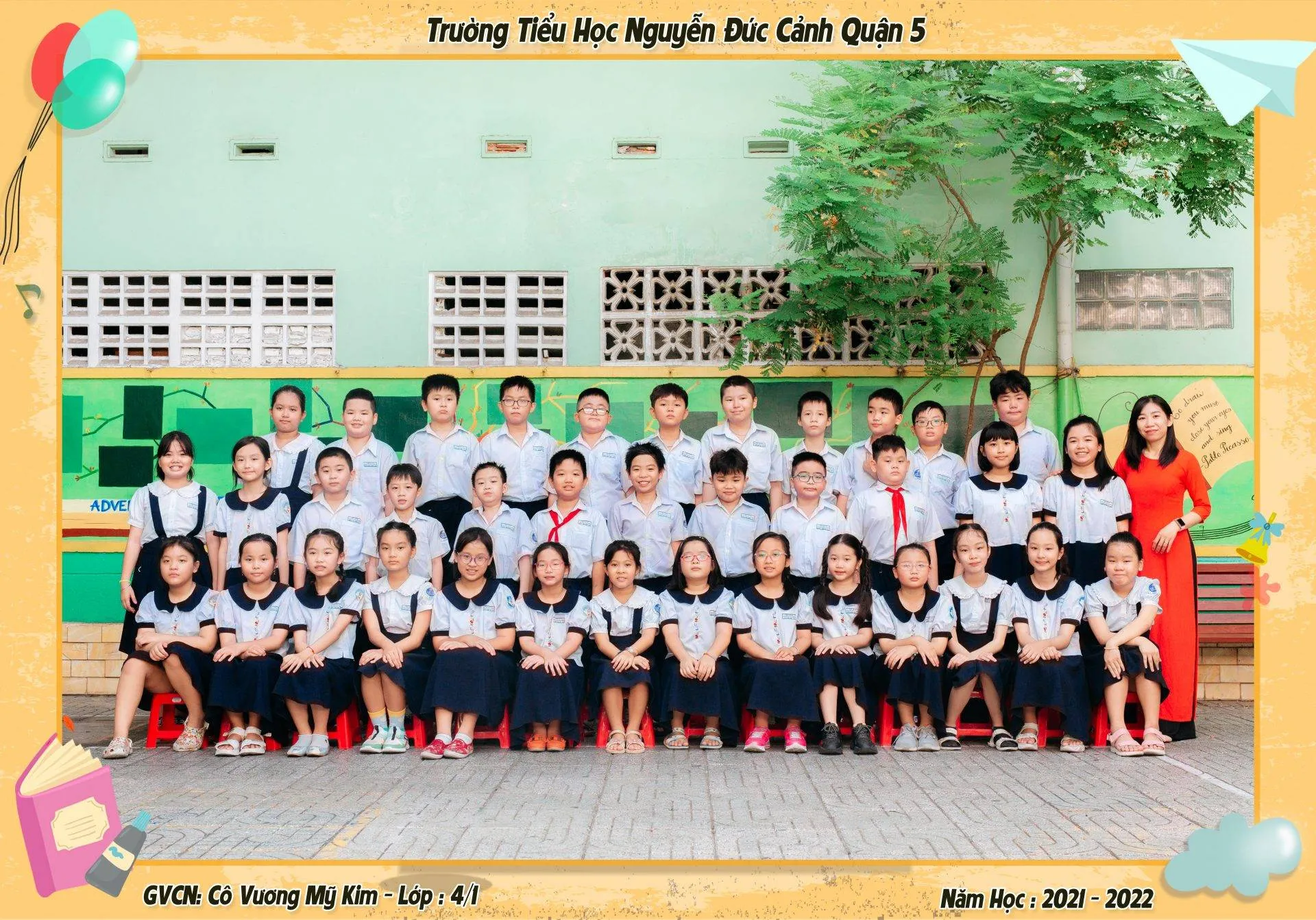 Tập thể lớp tạo dáng chụp kỷ yếu