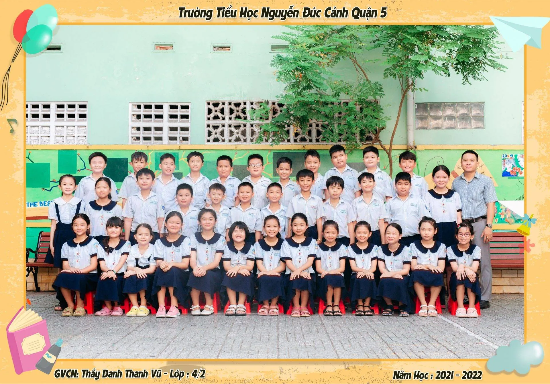 Chụp ảnh kỷ yếu trên bậc thang của trường mầm non
