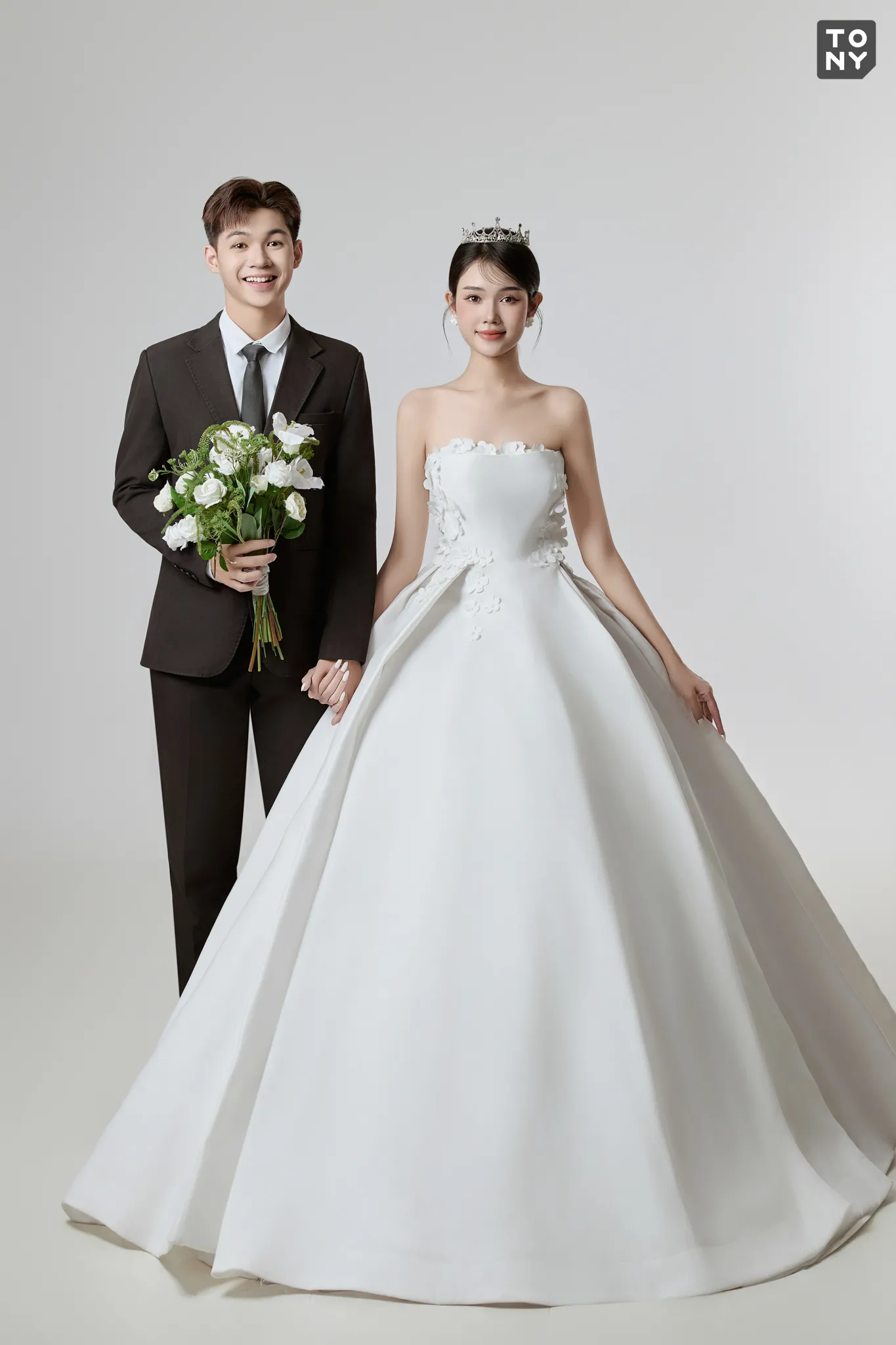Ảnh chụp cặp đôi hạnh phúc tại studio