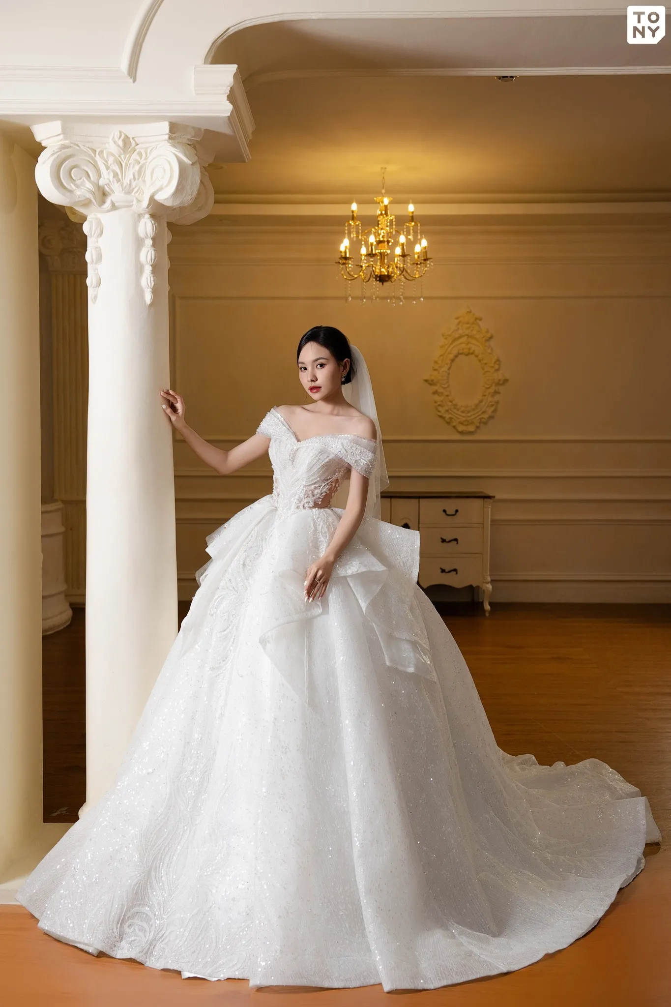 Cô dâu trong chiếc váy cưới trắng tinh khôi