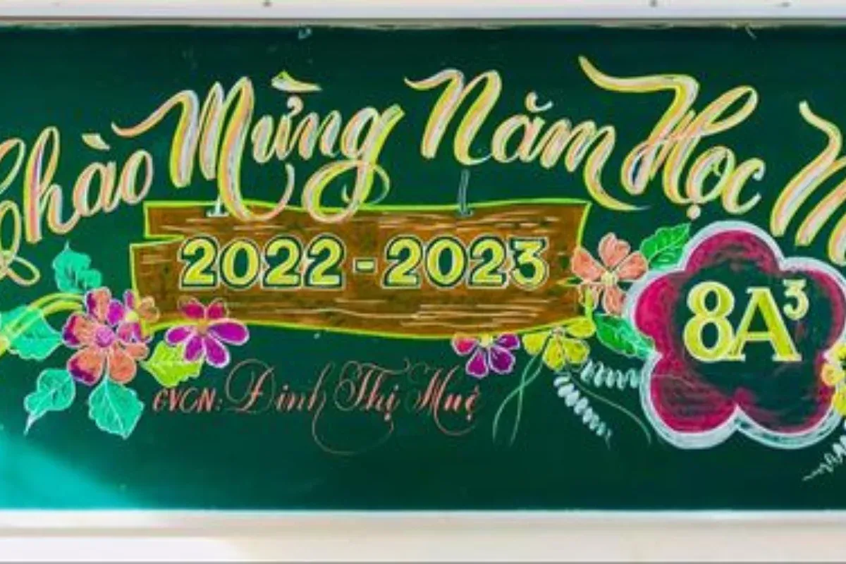 Trang trí bảng lớp bằng phấn chào mừng năm học mới với sách, bút, hoa