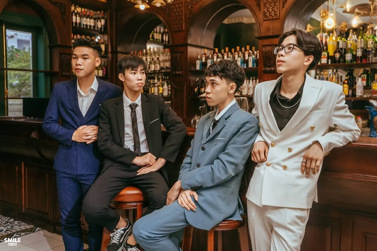 Nhóm bạn nam chụp ảnh kỷ yếu cool ngầu ngoài trời