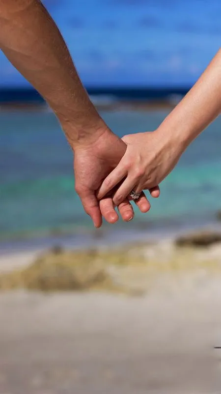 Ảnh nắm tay in bóng trên cát biển