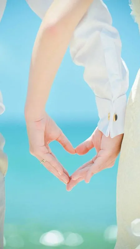 Ảnh lãng mạn cặp đôi nắm tay biển