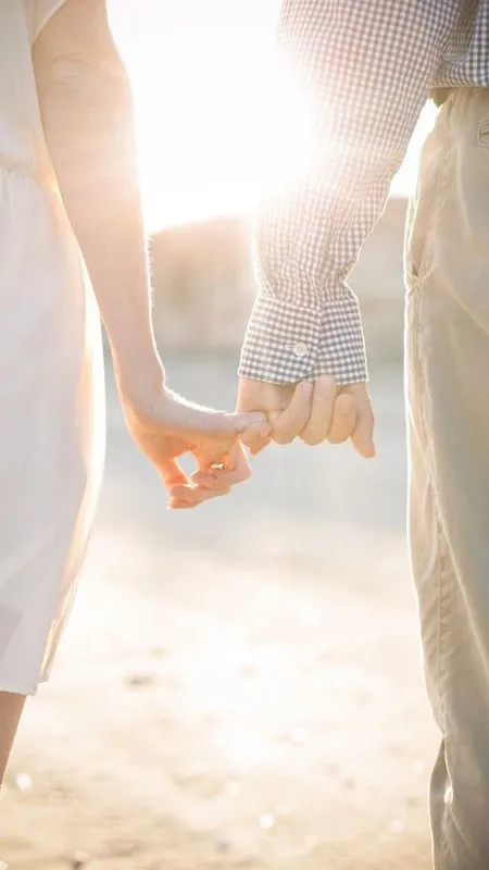 Ảnh nắm tay nhau trên bãi biển vắng