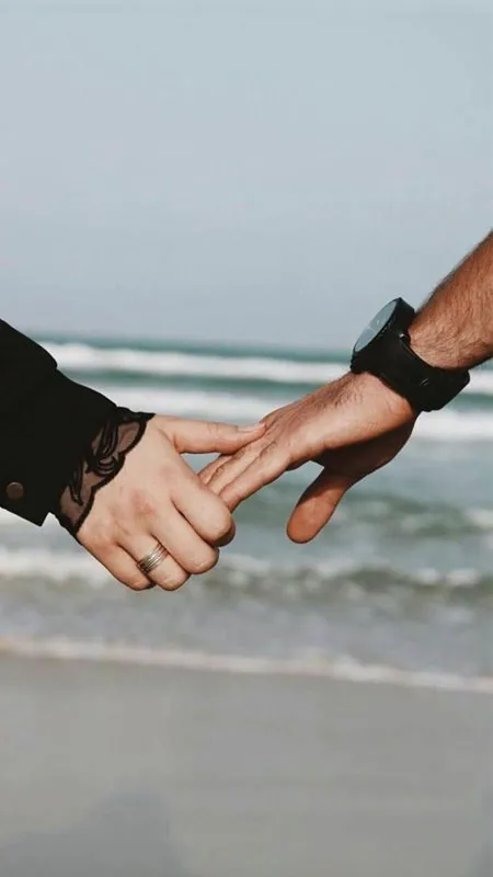 Ảnh couple nắm tay biển