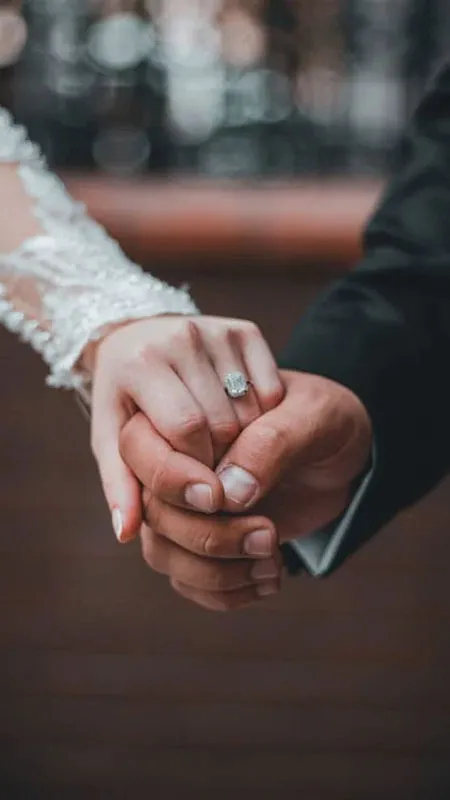 Ảnh nền điện thoại nắm tay nhẫn cưới