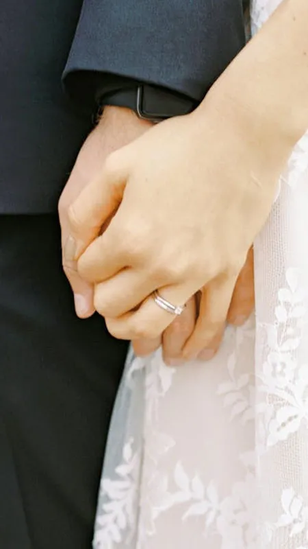 Ảnh nắm tay với hoa cưới và nhẫn