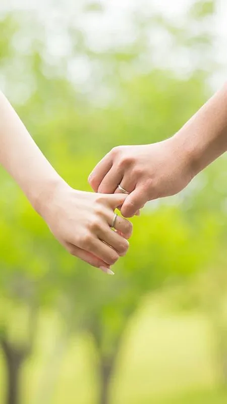 Ảnh nền điện thoại tay nắm tay nhẫn