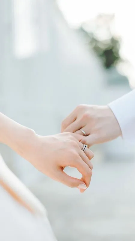 Ảnh nắm tay minh chứng tình yêu có nhẫn