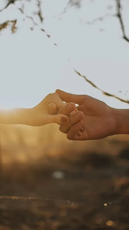 Ảnh nắm tay đáng yêu cho cặp đôi
