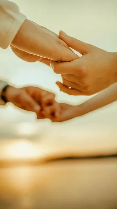 Ảnh cặp đôi nắm tay đi dạo biển