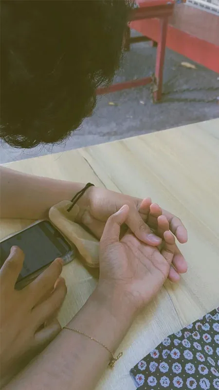 Ảnh nắm tay với phụ kiện cute