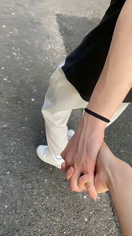 Ảnh nền điện thoại couple nắm tay dễ thương