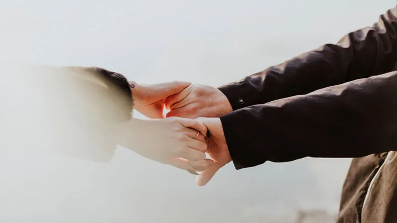 Ảnh nắm tay người yêu đơn giản