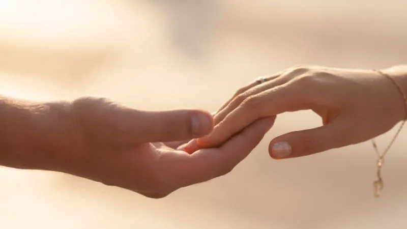 Ảnh nền máy tính nắm tay đơn giản