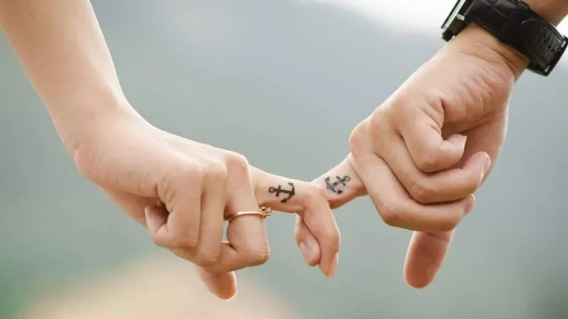 Ảnh nắm tay background đơn giản