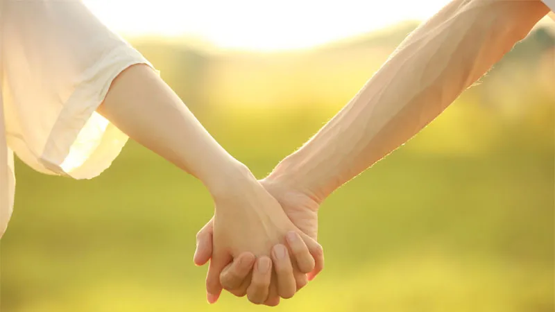 Ảnh cặp đôi nắm tay nền trắng