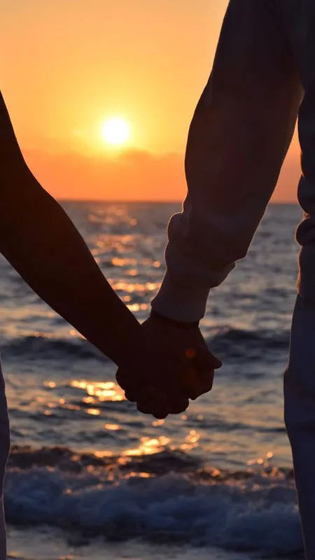 Ảnh đôi tay nắm chặt trên bờ biển