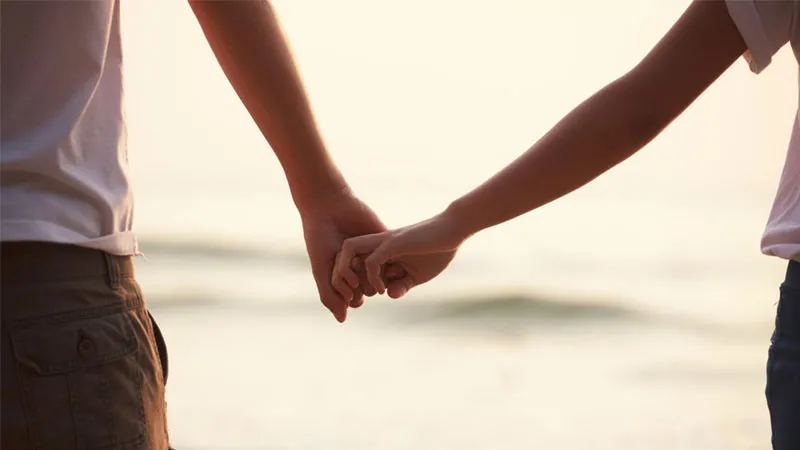 Ảnh tay nắm tay đơn giản màu sắc