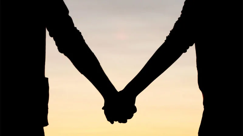Ảnh couple nắm tay background mờ