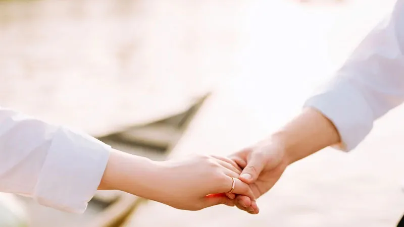 Ảnh cặp đôi nắm tay làm ảnh bìa Zalo