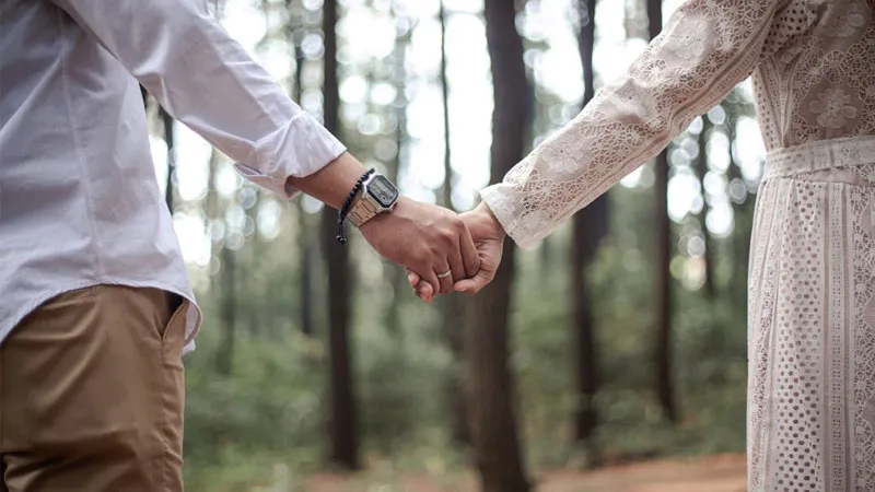 Ảnh tay nắm tay cho ảnh bìa Zalo