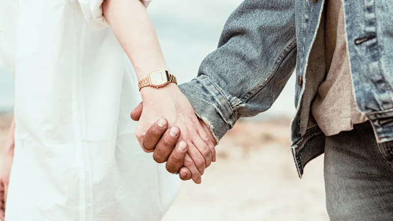 Ảnh couple nắm tay làm ảnh nền Zalo