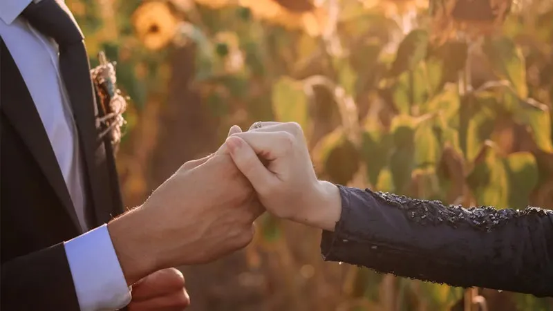 Ảnh nền Zalo lãng mạn nắm tay