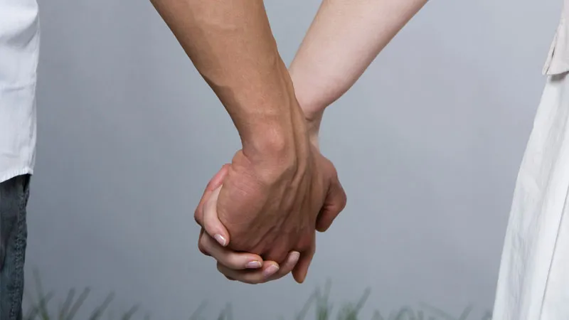 Ảnh nền Zalo cặp đôi nắm tay