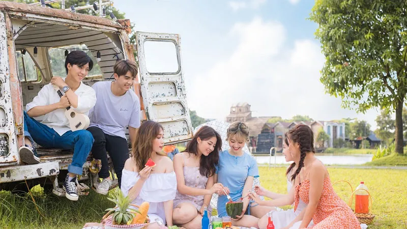 Nhóm bạn cắm trại giữa thiên nhiên