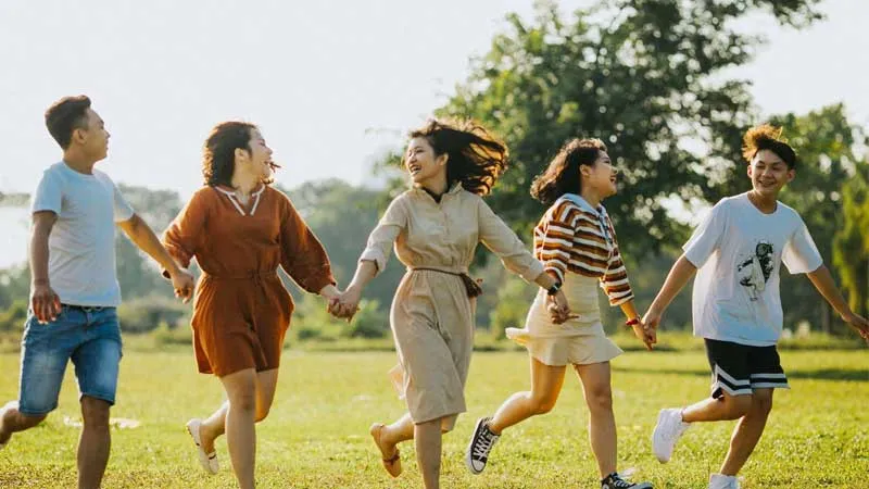 Nhóm bạn thân tận hưởng không khí trong lành khi picnic
