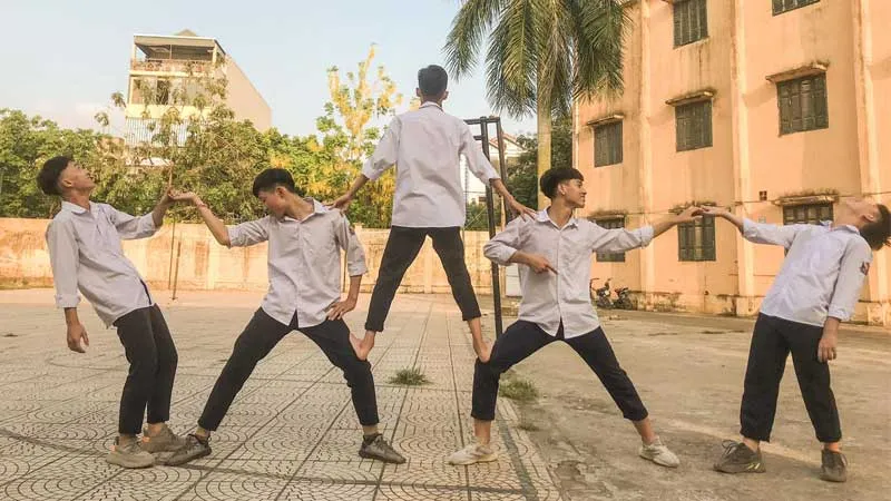 Nhóm bạn tạo hình chữ khi chụp ảnh